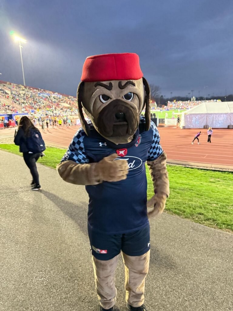 Latinos en Indianápolis conozcamos al equipo de Fútbol Soccer de casa El Indy Eleven es un equipo profesional de fútbol (soccer) de Estados Unidos, con sede en Indianapolis, Indiana. Fue fundado en 2013 y actualmente compite en la **USL Championship** (la segunda división del fútbol profesional en EE.UU., equivalente a una liga de alto nivel por debajo de la MLS).