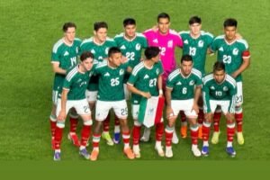 La historia de la selección mexicana es un reflejo de pasión, resiliencia y constante búsqueda de grandeza. Entre triunfos, ídolos y polémicas, el “Tri” sigue siendo uno de los equipos más influyentes del fútbol mundial.